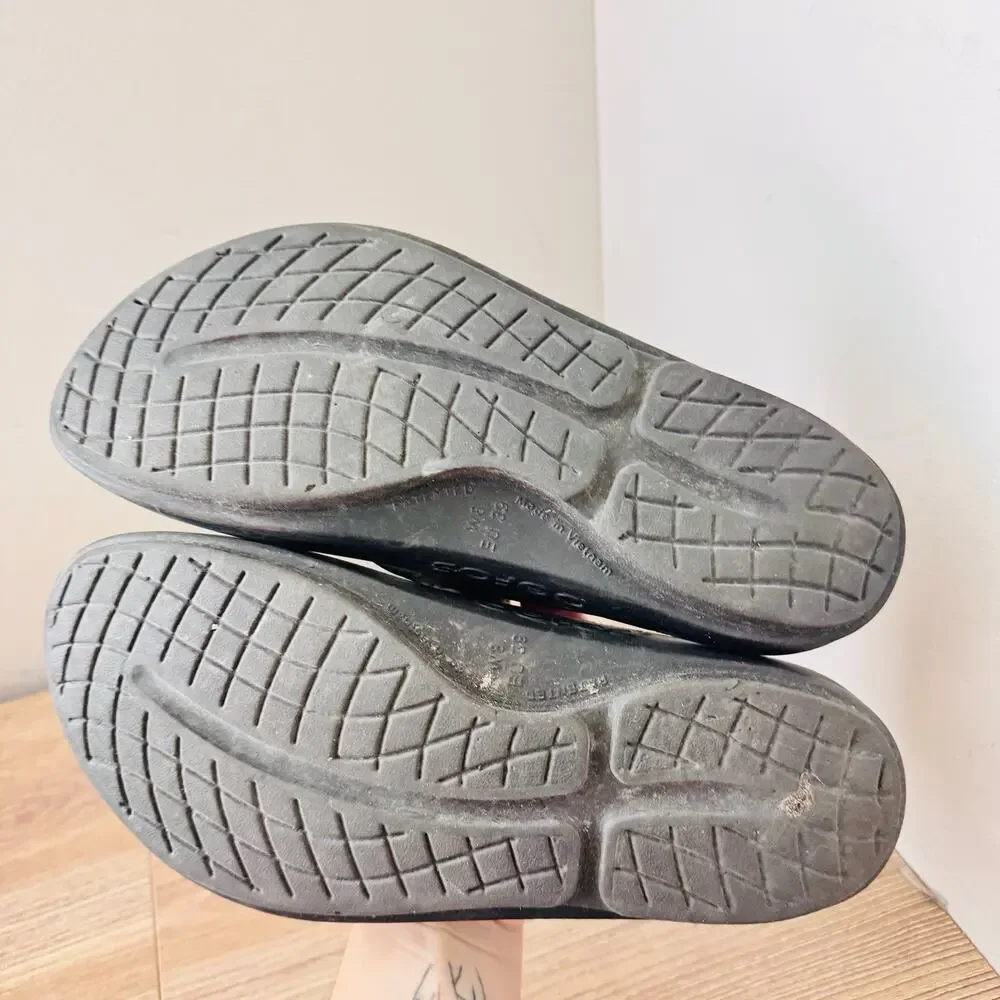 OOFOS OOlala black recovery flip-flop sandals Women’s Size 8